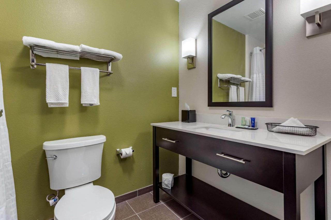 Sleep Inn & Suites Crosby Bagian luar foto