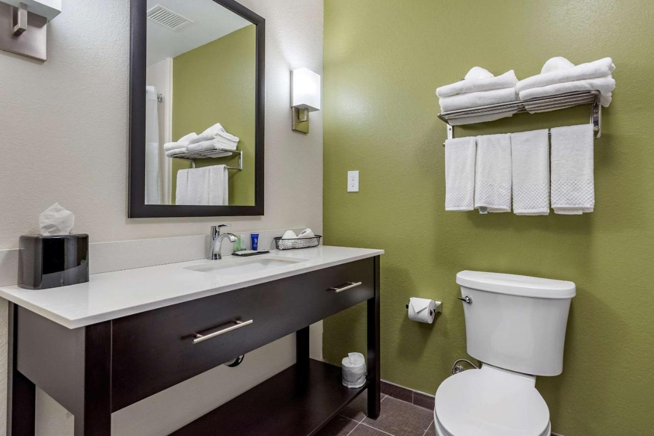 Sleep Inn & Suites Crosby Bagian luar foto