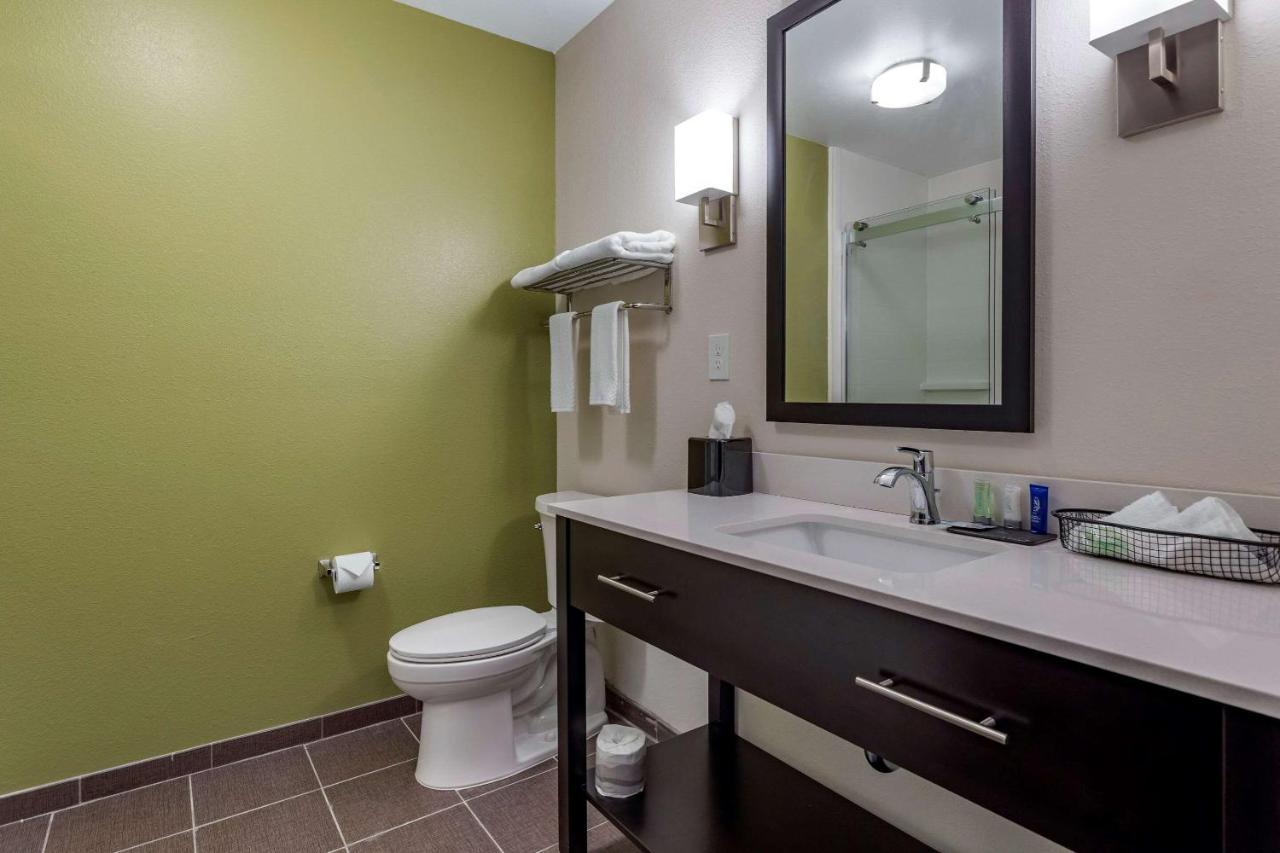 Sleep Inn & Suites Crosby Bagian luar foto