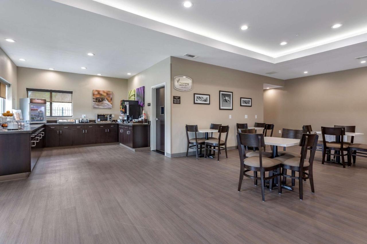 Sleep Inn & Suites Crosby Bagian luar foto