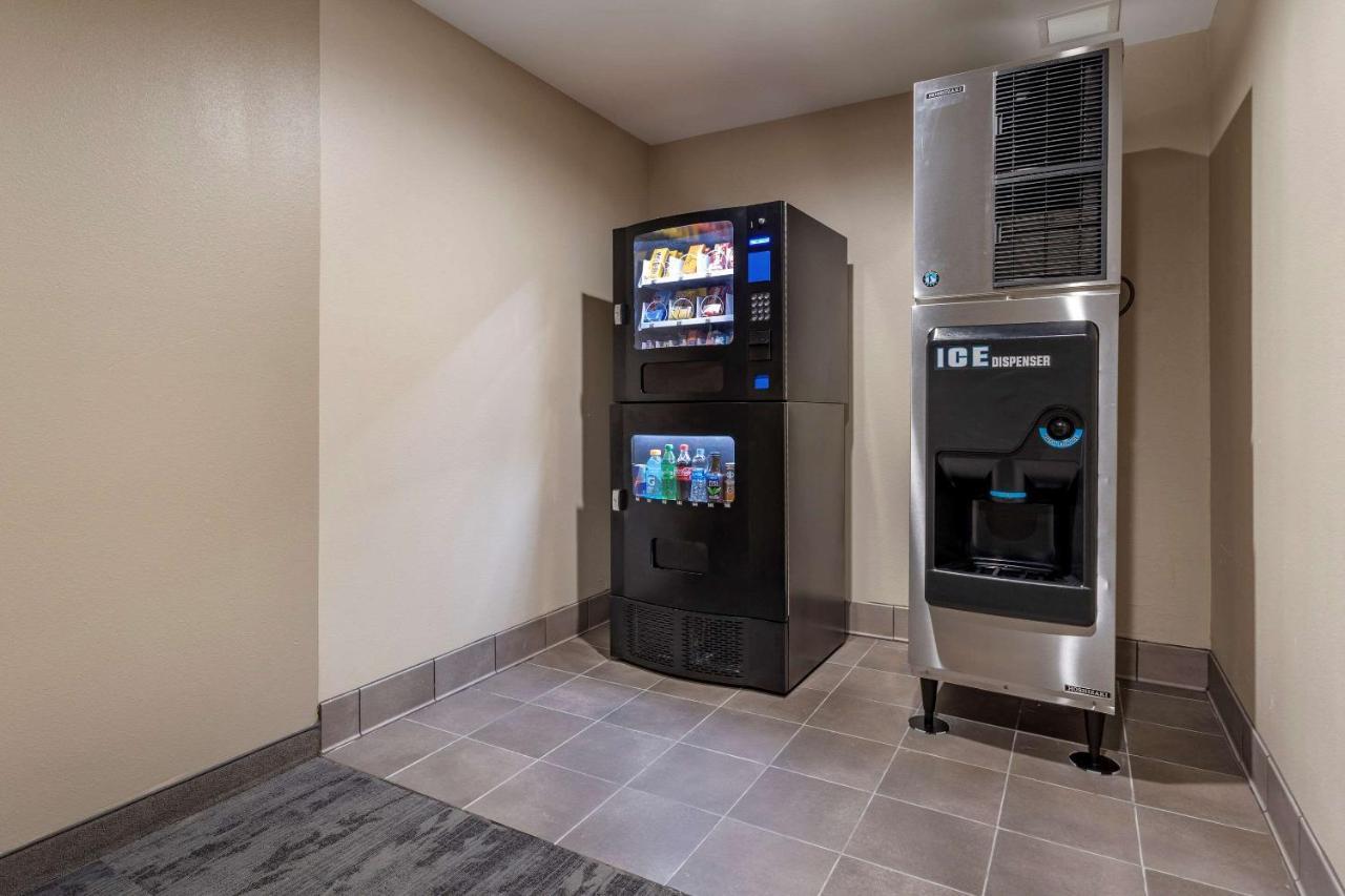 Sleep Inn & Suites Crosby Bagian luar foto