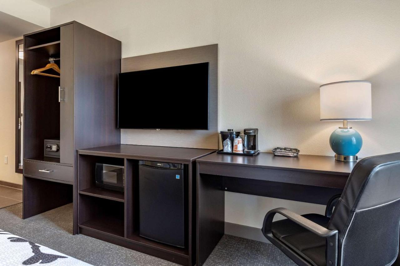 Sleep Inn & Suites Crosby Bagian luar foto